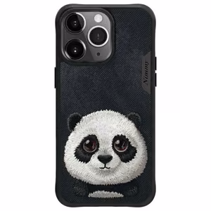 Nimmy Big Eyed Pet 2.0 Panda -suojakuori iPhone 15 Pro - musta