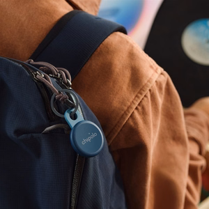 Chipolo LOOP – Ladattava Bluetooth-paikannin silikonilenkillä, iOS- ja Android-laitteille, tummansininen