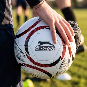 Slazenger 32-paneelinen harjoitusjalkapallo, koko 5, valkoinen ja punainen