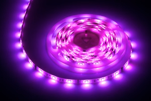 Valaisinsarja, jossa 5050 SMD LED-nauha (150 LEDiä), virtalähde ja väriohjain