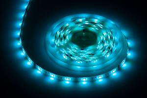 Valaisinsarja, jossa 5050 SMD LED-nauha (150 LEDiä), virtalähde ja väriohjain
