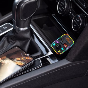 Bluetooth-FM-autolähetin kahdella USB-portilla
