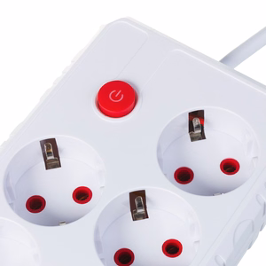 Maclean MCE393 W – jatkojohto pistorasioilla, 4 pistorasiaa + 3×USB, 110–240 V AC, 50/60 Hz, 2,1 A, enintään 2500 W, 3 m, valkoinen