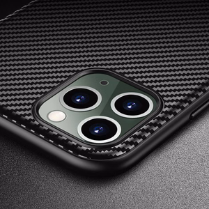Crong Prestige Carbon suojakuori laitteelle iPhone 11 Pro Max, musta