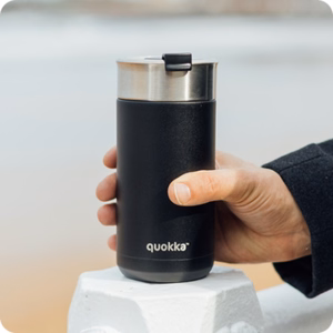 Quokka Boost Coffee Tumbler ruostumattomasta teräksestä valmistettu termosmuki haudutussiivilällä, 400 ml, Hiilenmusta