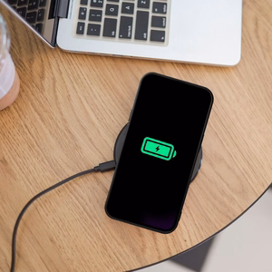 Silikoninen Mag Cover-suojakuori mallille iPhone 17 Pro Max / 18 Pro Max, MagSafe-yhteensopiva kameransuojauksella – musta