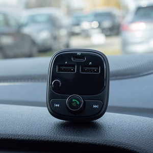 Forever TR-370 Bluetooth FM-lähetin, 2 x USB-A, 1 x USB-C PD 30W, musta