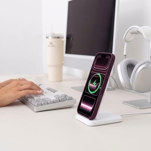 Tech-Protect MagOne CC MagSafe suojakuori ja 2 kpl karkaistuja laseja malleille iPhone 18 Pro / 17 Pro, läpinäkyvä viininpunainen