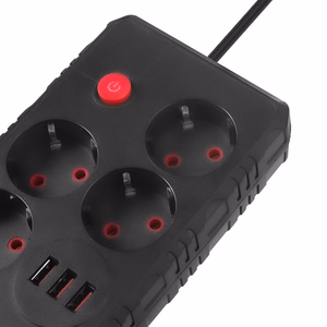 Maclean MCE393 B -jatkojohto, 4 pistorasiaa ja 3 USB-porttia, 110–240 V AC, 50/60 Hz, 2,1 A, enint. 2500 W, 3 m, musta