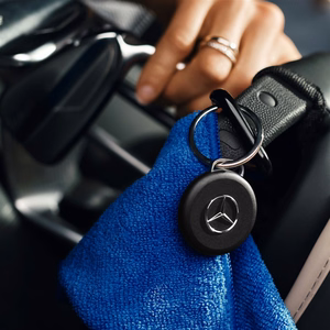 Chipolo LOOP Mercedes – Ladattava Bluetooth-paikannin, jossa on silikonilenkki, iOS- ja Android-laitteille, musta