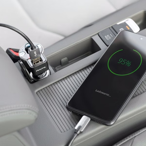 Auton FM-lähetin Bluetooth-toiminnolla (2 USB-liitäntää)