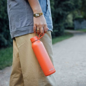 Quokka Solid With Strap ruostumattomasta teräksestä valmistettu termospullo hihnalla, 630 ml, Oranssi