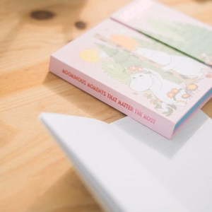 Moomins A4 -viikkosuunnittelija muistilapuilla