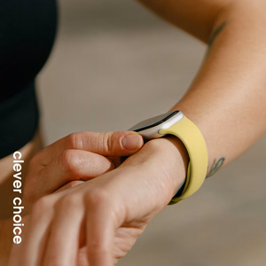 Crong Liquid ranneke Apple Watch 38 / 40 / 41 / 42 mm -kellolle, oljenkeltainen