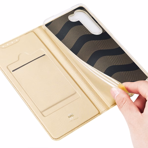 Dux Ducis Skin Pro Suojakuori Samsung Galaxy S23+:lle - läppäkuori korttilompakko jalusta kultainen
