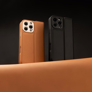 Moshi Overture MagSafe suojakuori iPhone 16 Pro -laitteelle, irrotettavalla vegaaninahkaisella lompakolla, Caramel Brown -värinen