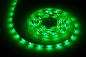 Valaisinsarja, jossa 5050 SMD LED-nauha (150 LEDiä), virtalähde ja väriohjain