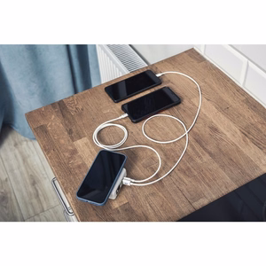 Monitoimilaturi Forcell F-Energy 4in1 2 x USB A + USB C 15W + Varavirtalähde 8000mAh + langaton lataus valkoinen
