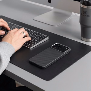 Tech-Protect Ion Carbon MagSafe -suojakuori iPhone 18 Pro / 17 Pro – musta-hopea