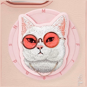 Nimmy Glasses Cool Cat MagSafe Suojakuori iPhone 16 Pro:lle - vaaleanpunainen