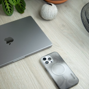 Incase Halo Case -suojakuori MagSafe-tuella iPhone 16:lle, Oil Slick Smoke