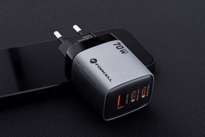 Puhelinlaturi Forcell F-Energy GaN III 2 x USB C + USB A QC4.0 3,45A PD 70W SAM SFC2.0 LCD-näytöllä VT-37 harmaa