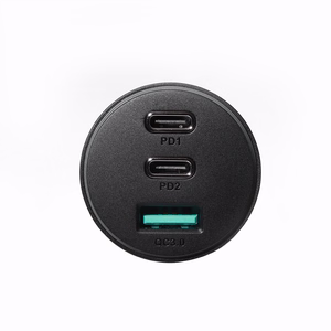 Joyroom 70W auton laturi 3 portilla: USB, 2 x USB C musta (JR-CL26)