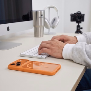 Tech-Protect MagOne CC MagSafe suojakuori ja 2 kpl karkaistuja laseja malleille iPhone 18 Pro Max / 17 Pro Max, läpinäkyvä oranssi