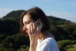 Moshi iGlaze suojakuori iPhone 14 Plus -laitteelle, MagSafe-yhteensopiva, läpinäkyvä Meteorite Gray -yksityiskohdilla