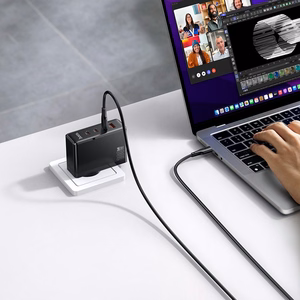 Hoco N85 100 W -laturi, jossa on 3 USB-C-porttia ja 1 USB-A-portti, musta