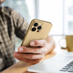 Metallinen Suojakuori iPhone 16:lle kultainen