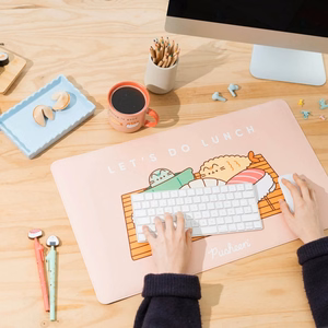 Pusheen Sushi Roll XXL -pelipöytämatto PU-nahasta, 60 × 35 cm