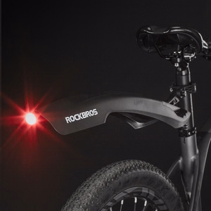 Rockbros DNB8001 lokasuoja punaisella LED-valolla - musta