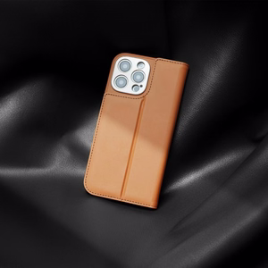 Moshi Overture MagSafe suojakuori iPhone 16 Pro -laitteelle, irrotettavalla vegaaninahkaisella lompakolla, Caramel Brown -värinen
