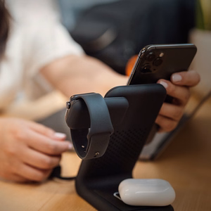 STM ChargeTree Swing 3-in-1 charging station for phone, AirPods and Apple Watch, black