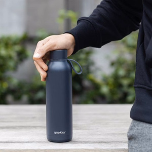 Quokka Solid With Strap ruostumattomasta teräksestä valmistettu termospullo hihnalla, 630 ml, Liuskeenharmaa