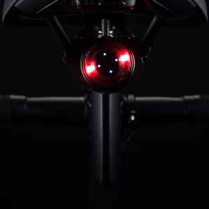 Rockbros Q1 polkupyörän takavalo 7 värin LED + USB-C - USB-A kaapeli - musta