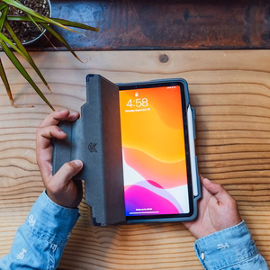 STM Dux Plus - kestävä suojakuori iPad 11" (2025) / 10.9" (2022) MIL-STD-810G Apple Pencil -pidikkeellä (musta) EDU/COM-versio
