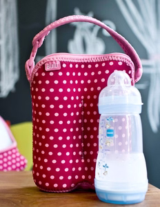 BUILT Bottle Buddy eristetty neopreenilaukku kahdelle pullolle, Baby Pink Mini Dots