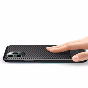 Crong Prestige Carbon suojakuori laitteelle iPhone 11 Pro Max, musta