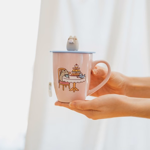 Pusheen – keraaminen muki silikonikannella ja 3D-hahmolla, 350 ml
