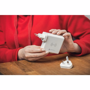 Monitoimilaturi Forcell F-Energy 4in1 2 x USB A + USB C 15W + Varavirtalähde 8000mAh + langaton lataus valkoinen