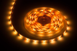 Valaisinsarja, jossa 5050 SMD LED-nauha (150 LEDiä), virtalähde ja väriohjain