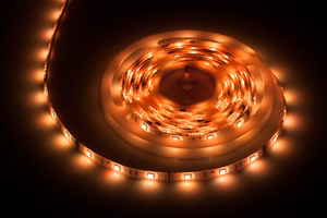 Valaisinsarja, jossa 5050 SMD LED-nauha (150 LEDiä), virtalähde ja väriohjain