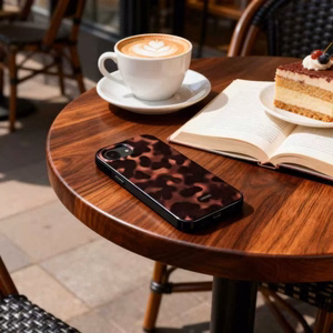 Tech-Protect Lamano MagSafe -suojakuori iPhone 16e / 17e:lle - musta ja ruskea