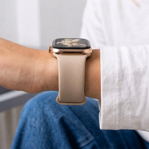 Tech-Protect silikoniranneke Apple Watch 44 / 45 / 46 / 49 mm -malleille, beige