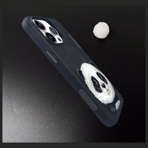 Nimmy Big Eyed Pet 2.0 Panda -suojakuori iPhone 15 Pro - musta