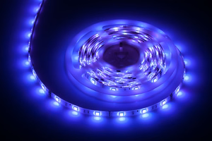 Valaisinsarja, jossa 5050 SMD LED-nauha (150 LEDiä), virtalähde ja väriohjain