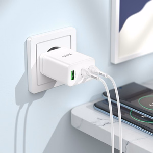 Puhelinlaturi Hoco 2 x USB C + USB A QC3.0 PD 3A 35W + kaapeli USB C - USB C N33 valkoinen
