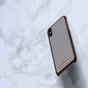 Nordic Elements Saeson Idun Pattern 2 suojakuori laitteelle iPhone XS Max, tummanruskea